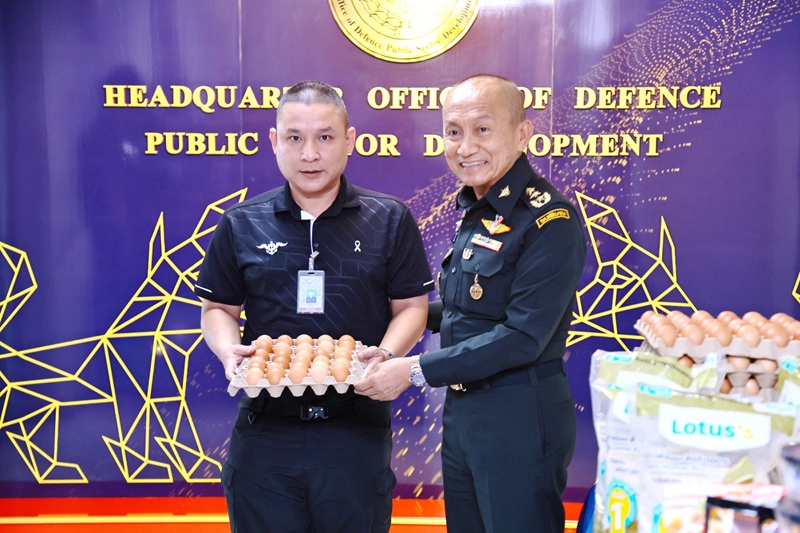 พล.ท.กัณฑ์ชัย ประจวบอารีย์ ผอ.สพร.กห. ได้กรุณามอบเครื่องอุปโภคบริโภคให้แก่กำลังพล