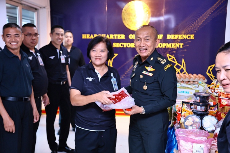 พล.ท.กัณฑ์ชัย ประจวบอารีย์ ผอ.สพร.กห. ได้กรุณามอบเครื่องอุปโภคบริโภคให้แก่กำลังพล