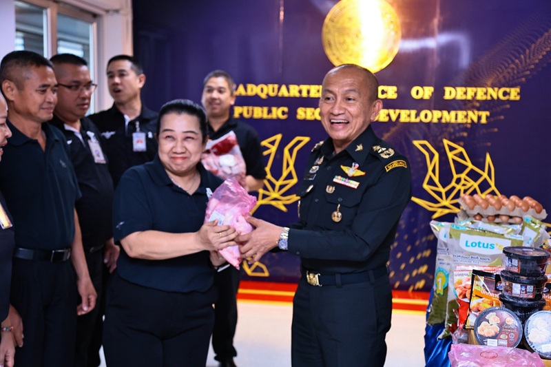 พล.ท.กัณฑ์ชัย ประจวบอารีย์ ผอ.สพร.กห. ได้กรุณามอบเครื่องอุปโภคบริโภคให้แก่กำลังพล