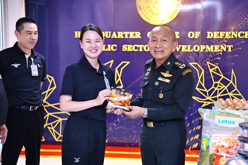 พล.ท.กัณฑ์ชัย ประจวบอารีย์ ผอ.สพร.กห. ได้กรุณามอบเครื่องอุปโภคบริโภคให้แก่กำลังพล