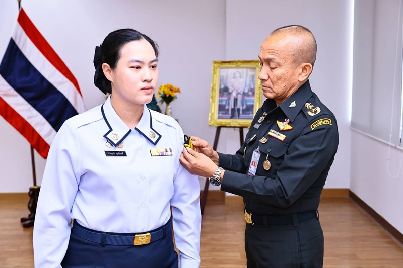 สพร.กห. ได้จัดพิธีประดับยศ ให้แก่ข้าราชการที่ได้รับการเลื่อนยศสูงขึ้น จำนวน ๑ นาย คือ จ.ท.หญิง ขวัญนรี สุทธิวาที ตำแหน่ง เสมียนแผนกประเมินผลการพัฒนาระบบราชการ กนผ.สพร.กห. เป็น “จ.อ.หญิง” โดยมี พล.ท.กัณฑ์ชัย ประจวบอารีย์ ผอ.สพร.กห. เป็นประธาน