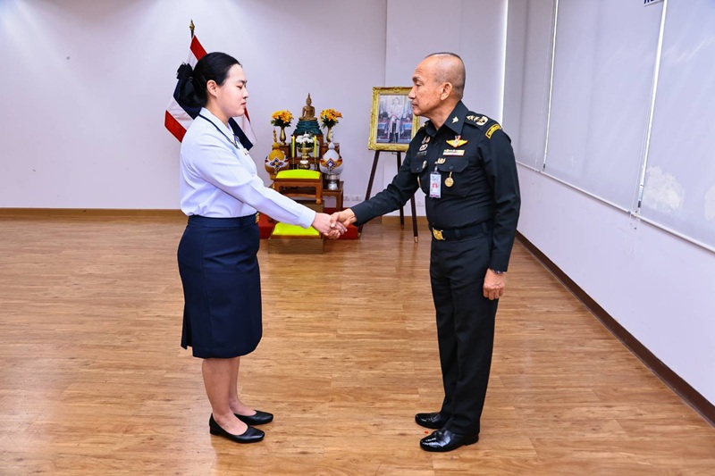 สพร.กห. ได้จัดพิธีประดับยศ ให้แก่ข้าราชการที่ได้รับการเลื่อนยศสูงขึ้น จำนวน ๑ นาย คือ จ.ท.หญิง ขวัญนรี สุทธิวาที ตำแหน่ง เสมียนแผนกประเมินผลการพัฒนาระบบราชการ กนผ.สพร.กห. เป็น “จ.อ.หญิง” โดยมี พล.ท.กัณฑ์ชัย ประจวบอารีย์ ผอ.สพร.กห. เป็นประธาน