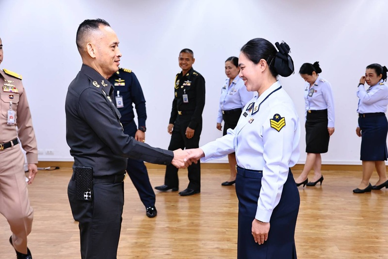 สพร.กห. ได้จัดพิธีประดับยศ ให้แก่ข้าราชการที่ได้รับการเลื่อนยศสูงขึ้น จำนวน ๑ นาย คือ จ.ท.หญิง ขวัญนรี สุทธิวาที ตำแหน่ง เสมียนแผนกประเมินผลการพัฒนาระบบราชการ กนผ.สพร.กห. เป็น “จ.อ.หญิง” โดยมี พล.ท.กัณฑ์ชัย ประจวบอารีย์ ผอ.สพร.กห. เป็นประธาน