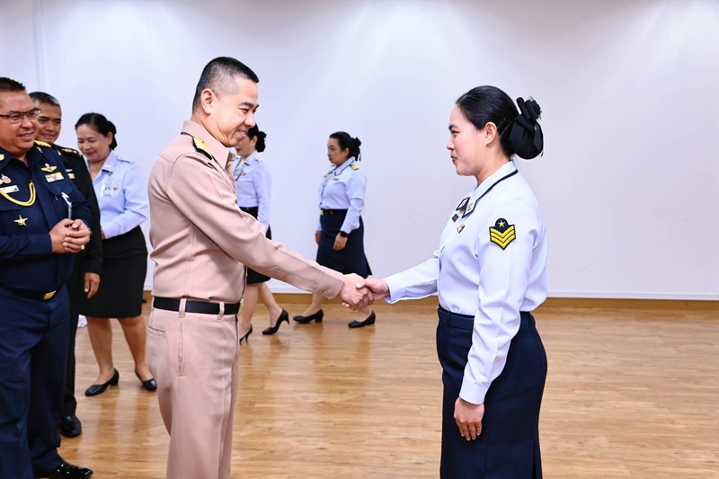 สพร.กห. ได้จัดพิธีประดับยศ ให้แก่ข้าราชการที่ได้รับการเลื่อนยศสูงขึ้น จำนวน ๑ นาย คือ จ.ท.หญิง ขวัญนรี สุทธิวาที ตำแหน่ง เสมียนแผนกประเมินผลการพัฒนาระบบราชการ กนผ.สพร.กห. เป็น “จ.อ.หญิง” โดยมี พล.ท.กัณฑ์ชัย ประจวบอารีย์ ผอ.สพร.กห. เป็นประธาน