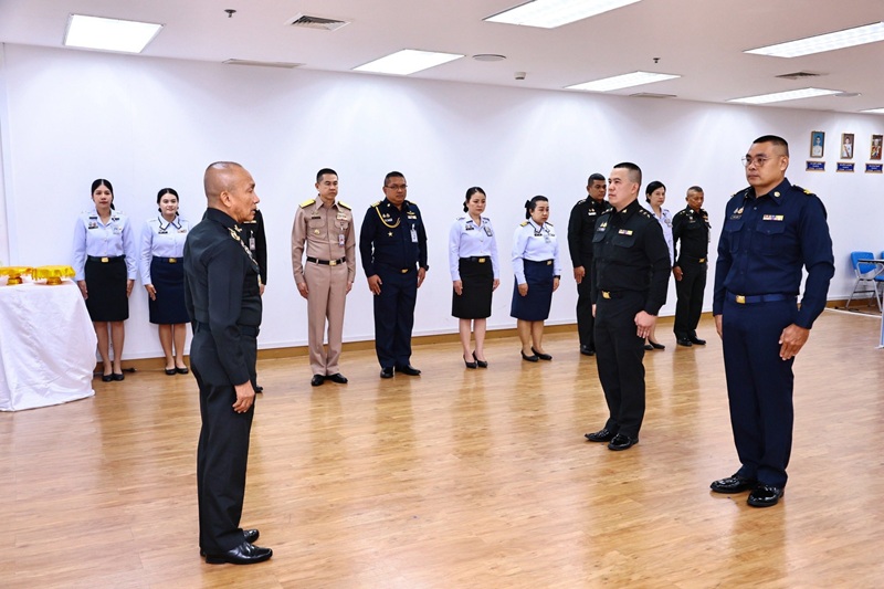 สพร.กห. ได้จัดพิธีประดับยศ ให้แก่ข้าราชการที่ได้รับการเลื่อนยศสูงขึ้น จำนวน ๒ นาย ได้แก่ ๑) ร.ท.พลากร อุ่นเอม ตำแหน่ง ประจำแผนกนโยบายและแผน กนผ.สพร.กห. เป็น “ว่าที่เรืออากาศเอก” และ ๒) ร.ท.กัณฑ์ ลี้ธนทรัพย์ ตำแหน่ง ประจำแผนกพัฒนาระบบราชการ กนผ.สพร.กห. เป็น “ว่าที่ร้อยเอก” โดยมี พล.ท.กัณฑ์ชัย ประจวบอารีย์ ผอ.สพร.กห. เป็นประธาน