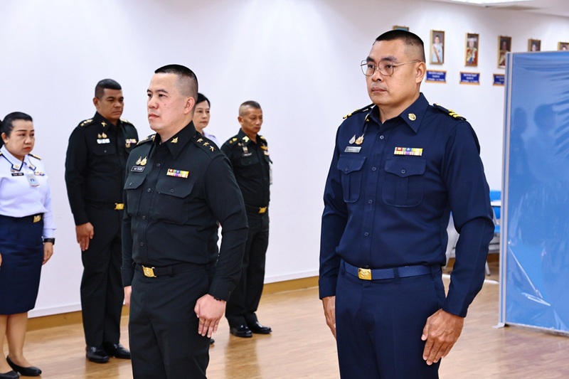 สพร.กห. ได้จัดพิธีประดับยศ ให้แก่ข้าราชการที่ได้รับการเลื่อนยศสูงขึ้น จำนวน ๒ นาย ได้แก่ ๑) ร.ท.พลากร อุ่นเอม ตำแหน่ง ประจำแผนกนโยบายและแผน กนผ.สพร.กห. เป็น “ว่าที่เรืออากาศเอก” และ ๒) ร.ท.กัณฑ์ ลี้ธนทรัพย์ ตำแหน่ง ประจำแผนกพัฒนาระบบราชการ กนผ.สพร.กห. เป็น “ว่าที่ร้อยเอก” โดยมี พล.ท.กัณฑ์ชัย ประจวบอารีย์ ผอ.สพร.กห. เป็นประธาน