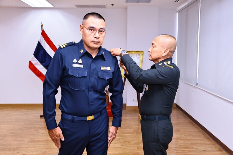 สพร.กห. ได้จัดพิธีประดับยศ ให้แก่ข้าราชการที่ได้รับการเลื่อนยศสูงขึ้น จำนวน ๒ นาย ได้แก่ ๑) ร.ท.พลากร อุ่นเอม ตำแหน่ง ประจำแผนกนโยบายและแผน กนผ.สพร.กห. เป็น “ว่าที่เรืออากาศเอก” และ ๒) ร.ท.กัณฑ์ ลี้ธนทรัพย์ ตำแหน่ง ประจำแผนกพัฒนาระบบราชการ กนผ.สพร.กห. เป็น “ว่าที่ร้อยเอก” โดยมี พล.ท.กัณฑ์ชัย ประจวบอารีย์ ผอ.สพร.กห. เป็นประธาน