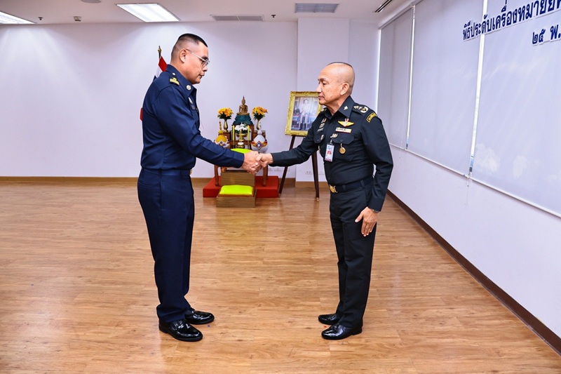 สพร.กห. ได้จัดพิธีประดับยศ ให้แก่ข้าราชการที่ได้รับการเลื่อนยศสูงขึ้น จำนวน ๒ นาย ได้แก่ ๑) ร.ท.พลากร อุ่นเอม ตำแหน่ง ประจำแผนกนโยบายและแผน กนผ.สพร.กห. เป็น “ว่าที่เรืออากาศเอก” และ ๒) ร.ท.กัณฑ์ ลี้ธนทรัพย์ ตำแหน่ง ประจำแผนกพัฒนาระบบราชการ กนผ.สพร.กห. เป็น “ว่าที่ร้อยเอก” โดยมี พล.ท.กัณฑ์ชัย ประจวบอารีย์ ผอ.สพร.กห. เป็นประธาน
