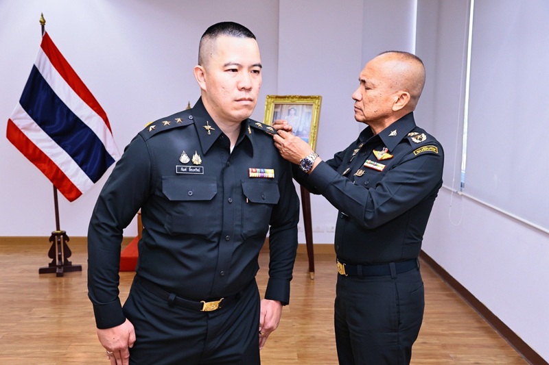 สพร.กห. ได้จัดพิธีประดับยศ ให้แก่ข้าราชการที่ได้รับการเลื่อนยศสูงขึ้น จำนวน ๒ นาย ได้แก่ ๑) ร.ท.พลากร อุ่นเอม ตำแหน่ง ประจำแผนกนโยบายและแผน กนผ.สพร.กห. เป็น “ว่าที่เรืออากาศเอก” และ ๒) ร.ท.กัณฑ์ ลี้ธนทรัพย์ ตำแหน่ง ประจำแผนกพัฒนาระบบราชการ กนผ.สพร.กห. เป็น “ว่าที่ร้อยเอก” โดยมี พล.ท.กัณฑ์ชัย ประจวบอารีย์ ผอ.สพร.กห. เป็นประธาน