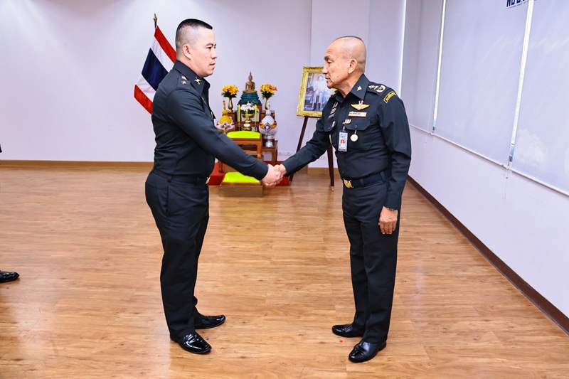 สพร.กห. ได้จัดพิธีประดับยศ ให้แก่ข้าราชการที่ได้รับการเลื่อนยศสูงขึ้น จำนวน ๒ นาย ได้แก่ ๑) ร.ท.พลากร อุ่นเอม ตำแหน่ง ประจำแผนกนโยบายและแผน กนผ.สพร.กห. เป็น “ว่าที่เรืออากาศเอก” และ ๒) ร.ท.กัณฑ์ ลี้ธนทรัพย์ ตำแหน่ง ประจำแผนกพัฒนาระบบราชการ กนผ.สพร.กห. เป็น “ว่าที่ร้อยเอก” โดยมี พล.ท.กัณฑ์ชัย ประจวบอารีย์ ผอ.สพร.กห. เป็นประธาน
