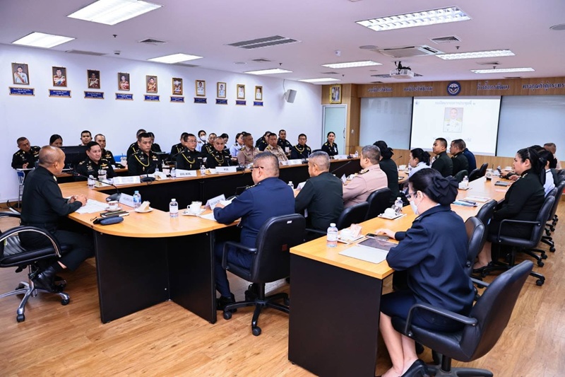 สพร.กห. ได้จัดการประชุมติดตามความก้าวหน้าผลการดำเนินการตามตัวชี้วัดของ กห. ประจำปีงบประมาณ พ.ศ. ๒๕๖๙ รอบ ๙ เดือน (ต.ค.๖๘ - มิ.ย.๖๙) ณ ห้องประชุม สพร.กห. ชั้น ๒ อาคาร สป.(ศรีสมาน) โดยมี พล.ท.กัณฑ์ชัย ประจวบอารีย์ ผอ.สพร.กห./หัวหน้าคณะทำงานพัฒนาระบบราชการกลาโหม เป็นประธาน