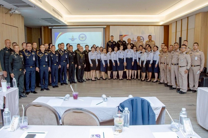 สพร.กห. ได้จัดการอบรม/สัมมนาเชิงปฏิบัติการ เรื่อง กรอบแนวทางการประเมินผลการปฏิบัติราชการของ นขต.กห. และเหล่าทัพ ประจำปีงบประมาณ พ.ศ. ๒๕๗๐ ณ โรงแรมริเวอร์ตัน อัมพวา อ.เมืองสมุทรสงคราม จ.สมุทรสงคราม โดยมี พล.ท.กัณฑ์ชัย ประจวบอารีย์ ผอ.สพร.กห. เป็นประธาน
