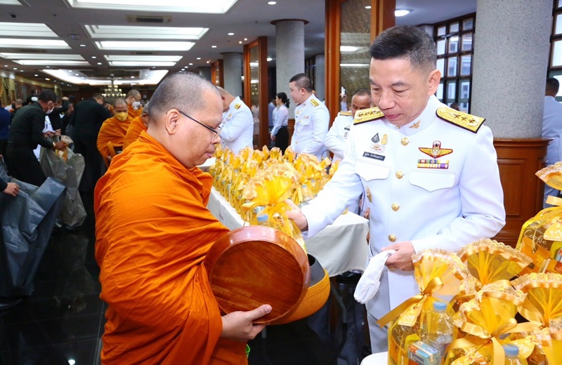 พล.ท.ชูเลิศ จิระรัตนเมธากร ผอ.สพร.กห. พร้อมด้วยข้าราชการ สพร.กห. เข้าร่วมพิธีทำบุญตักบาตรพระภิกษุสงฆ์และสามเณร ถวายเป็นพระราชกุศลเนื่องในวันคล้ายวันพระบรมราชสมภพ พระบาทสมเด็จพระบรมชนกาธิเบศร มหาภูมิพลอดุลยเดชมหาราช