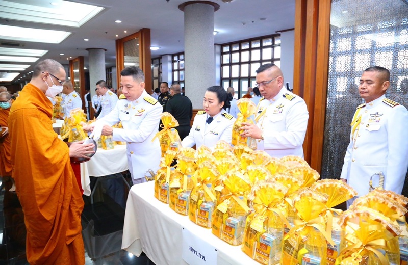 พล.ท.ชูเลิศ จิระรัตนเมธากร ผอ.สพร.กห. พร้อมด้วยข้าราชการ สพร.กห. เข้าร่วมพิธีทำบุญตักบาตรพระภิกษุสงฆ์และสามเณร ถวายเป็นพระราชกุศลเนื่องในวันคล้ายวันพระบรมราชสมภพ พระบาทสมเด็จพระบรมชนกาธิเบศร มหาภูมิพลอดุลยเดชมหาราช