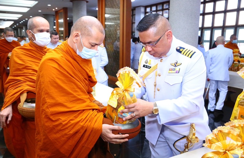 พล.ท.ชูเลิศ จิระรัตนเมธากร ผอ.สพร.กห. พร้อมด้วยข้าราชการ สพร.กห. เข้าร่วมพิธีทำบุญตักบาตรพระภิกษุสงฆ์และสามเณร ถวายเป็นพระราชกุศลเนื่องในวันคล้ายวันพระบรมราชสมภพ พระบาทสมเด็จพระบรมชนกาธิเบศร มหาภูมิพลอดุลยเดชมหาราช