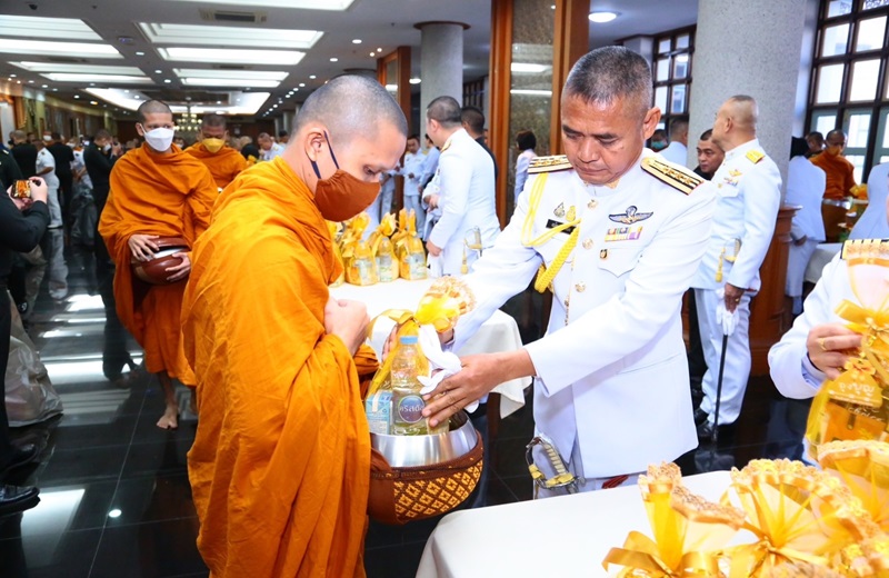 พล.ท.ชูเลิศ จิระรัตนเมธากร ผอ.สพร.กห. พร้อมด้วยข้าราชการ สพร.กห. เข้าร่วมพิธีทำบุญตักบาตรพระภิกษุสงฆ์และสามเณร ถวายเป็นพระราชกุศลเนื่องในวันคล้ายวันพระบรมราชสมภพ พระบาทสมเด็จพระบรมชนกาธิเบศร มหาภูมิพลอดุลยเดชมหาราช