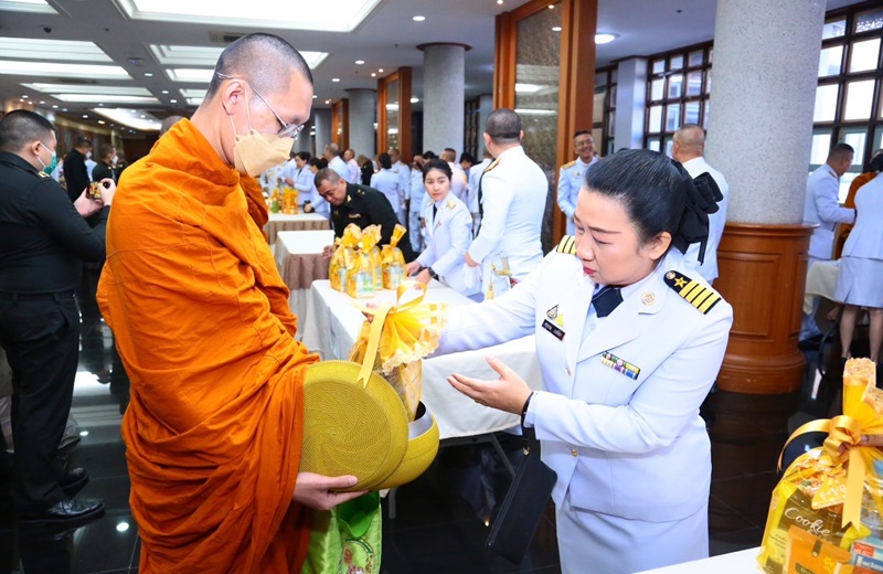 พล.ท.ชูเลิศ จิระรัตนเมธากร ผอ.สพร.กห. พร้อมด้วยข้าราชการ สพร.กห. เข้าร่วมพิธีทำบุญตักบาตรพระภิกษุสงฆ์และสามเณร ถวายเป็นพระราชกุศลเนื่องในวันคล้ายวันพระบรมราชสมภพ พระบาทสมเด็จพระบรมชนกาธิเบศร มหาภูมิพลอดุลยเดชมหาราช