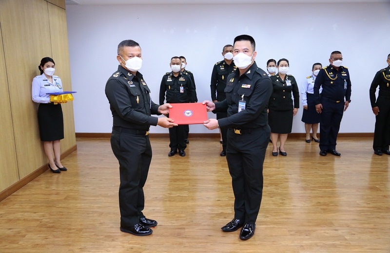 พล.ท.สุรศักดิ์ วรรณสมบูรณ์ ผอ.สพร.กห. ได้กรุณามอบประกาศเกียรติบัตรข้าราชการดีเด่น ประจำเดือน ส.ค.65
