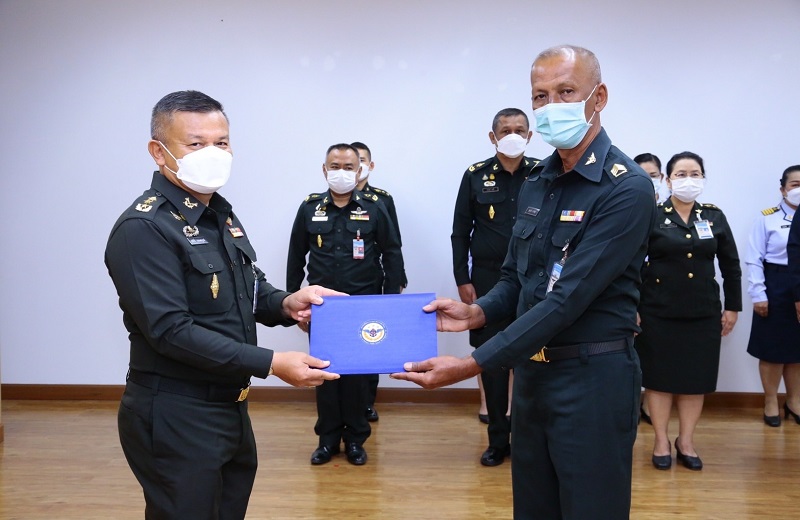 พล.ท.สุรศักดิ์ วรรณสมบูรณ์ ผอ.สพร.กห. ได้กรุณามอบประกาศเกียรติบัตรข้าราชการดีเด่น ประจำเดือน ส.ค.65