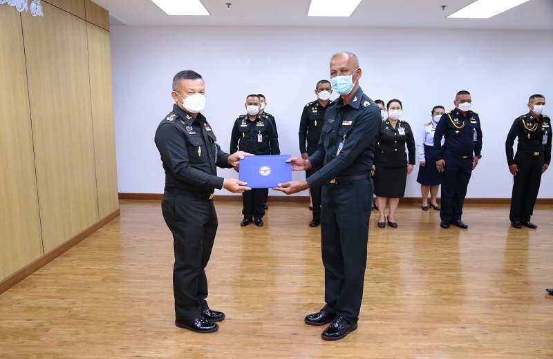 พล.ท.สุรศักดิ์ วรรณสมบูรณ์ ผอ.สพร.กห. ได้กรุณามอบประกาศเกียรติบัตรข้าราชการดีเด่น ประจำเดือน ส.ค.65