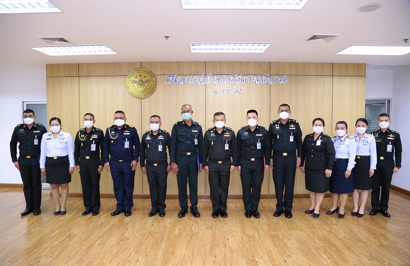 พล.ท.สุรศักดิ์ วรรณสมบูรณ์ ผอ.สพร.กห. ได้กรุณามอบประกาศเกียรติบัตรข้าราชการดีเด่น ประจำเดือน ส.ค.65