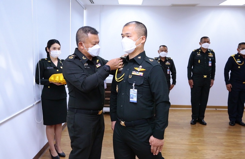 สพร.กห. จัดพิธีประดับยศให้แก่ข้าราชการ ที่ได้รับการเลื่อนยศที่สูงขึ้น จำนวน 1 นาย ได้แก่ พ.ต.นรากร รัตนนารีกุล ตำแหน่ง หน. พัฒนาระบบราชการ กนผ. สพร.กห