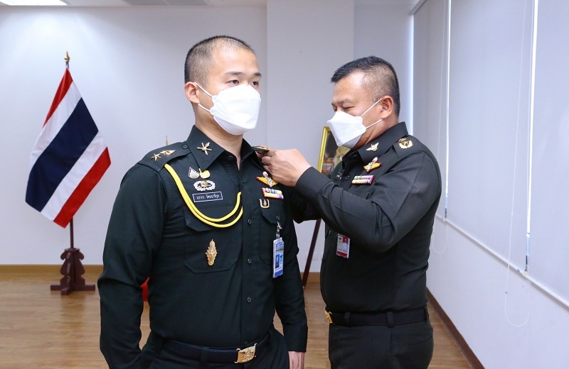 สพร.กห. จัดพิธีประดับยศให้แก่ข้าราชการ ที่ได้รับการเลื่อนยศที่สูงขึ้น จำนวน 1 นาย ได้แก่ พ.ต.นรากร รัตนนารีกุล ตำแหน่ง หน. พัฒนาระบบราชการ กนผ. สพร.กห