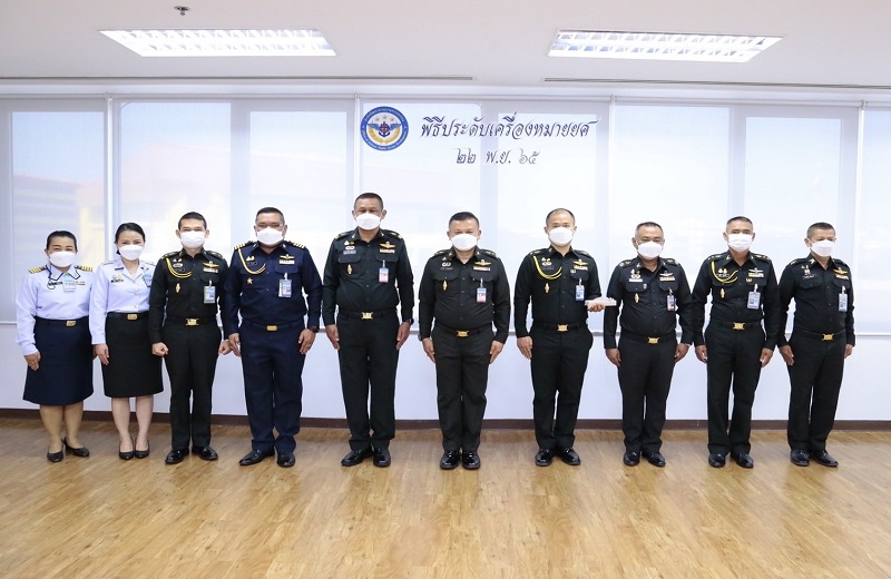 สพร.กห. จัดพิธีประดับยศให้แก่ข้าราชการ ที่ได้รับการเลื่อนยศที่สูงขึ้น จำนวน 1 นาย ได้แก่ พ.ต.นรากร รัตนนารีกุล ตำแหน่ง หน. พัฒนาระบบราชการ กนผ. สพร.กห