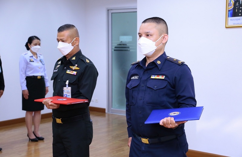 พล.ท.สุรศักดิ์ วรรณสมบูรณ์ ผอ.สพร.กห. ได้กรุณามอบรางวัลข้าราชการดีเด่นประจำเดือน พ.ค.65 ให้แก่ข้าราชการ สพร.กห. ที่มีผลการปฏิบัติงานและความประพฤติดี จำนวน 2 นาย