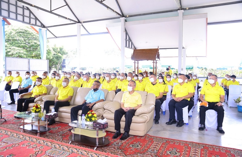 พล.ท.สุรศักดิ์ วรรณสมบูรณ์ ผอ.สพร.กห. พร้อมด้วยกำลังพล สพร.กห. เข้ารับฟังการบรรยายสรุปความเป็นมาและศึกษาดูงานการดำเนินการที่สำคัญของศูนย์ศิลปาชีพเกาะเกิด