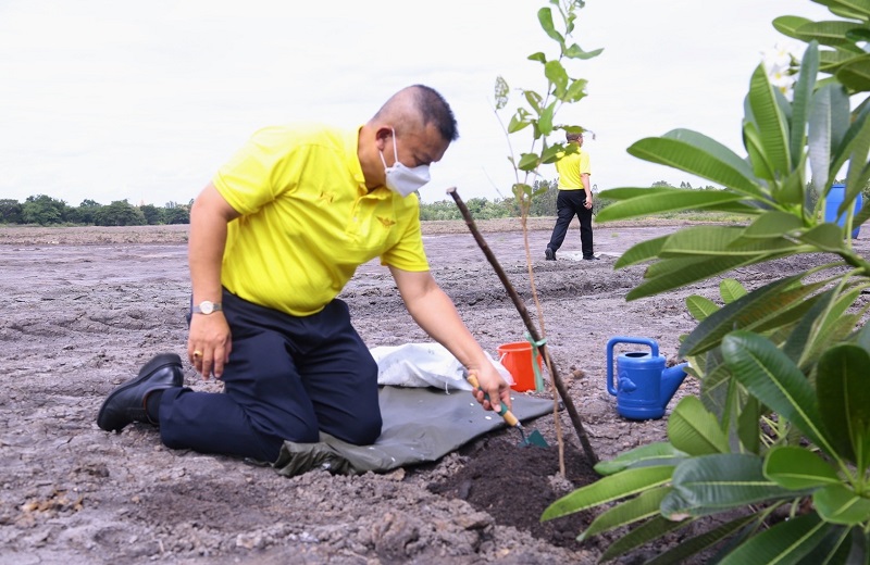 พล.ท.สุรศักดิ์ วรรณสมบูรณ์ ผอ.สพร.กห. พร้อมด้วยกำลังพล สพร.กห. เข้ารับฟังการบรรยายสรุปความเป็นมาและศึกษาดูงานการดำเนินการที่สำคัญของศูนย์ศิลปาชีพเกาะเกิด