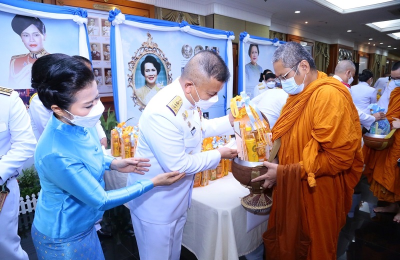 พล.ท.สุรศักดิ์ วรรณสมบูรณ์ ผอ.สพร.กห. พร้อมด้วยกำลังพล สพร.กห. เข้าร่วมพิธีถวายพระพรชัยมงคลและพิธีเจริญพระพุทธมนต์ พิธีทำบุญตักบาตรพระสงฆ์และสามเณร จำนวน 91 รูป