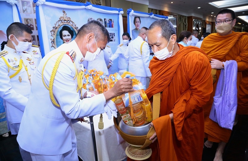 พล.ท.สุรศักดิ์ วรรณสมบูรณ์ ผอ.สพร.กห. พร้อมด้วยกำลังพล สพร.กห. เข้าร่วมพิธีถวายพระพรชัยมงคลและพิธีเจริญพระพุทธมนต์ พิธีทำบุญตักบาตรพระสงฆ์และสามเณร จำนวน 91 รูป