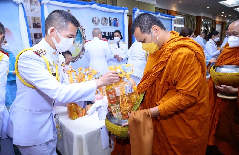 พล.ท.สุรศักดิ์ วรรณสมบูรณ์ ผอ.สพร.กห. พร้อมด้วยกำลังพล สพร.กห. เข้าร่วมพิธีถวายพระพรชัยมงคลและพิธีเจริญพระพุทธมนต์ พิธีทำบุญตักบาตรพระสงฆ์และสามเณร จำนวน 91 รูป