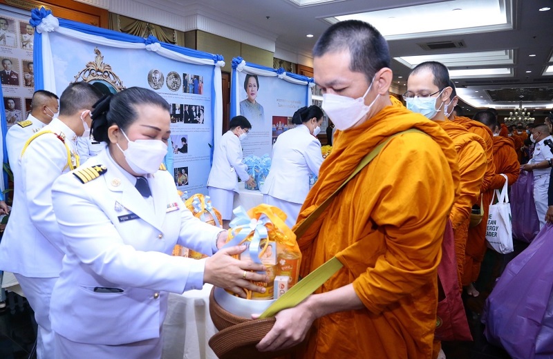 พล.ท.สุรศักดิ์ วรรณสมบูรณ์ ผอ.สพร.กห. พร้อมด้วยกำลังพล สพร.กห. เข้าร่วมพิธีถวายพระพรชัยมงคลและพิธีเจริญพระพุทธมนต์ พิธีทำบุญตักบาตรพระสงฆ์และสามเณร จำนวน 91 รูป