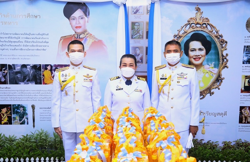 พล.ท.สุรศักดิ์ วรรณสมบูรณ์ ผอ.สพร.กห. พร้อมด้วยกำลังพล สพร.กห. เข้าร่วมพิธีถวายพระพรชัยมงคลและพิธีเจริญพระพุทธมนต์ พิธีทำบุญตักบาตรพระสงฆ์และสามเณร จำนวน 91 รูป