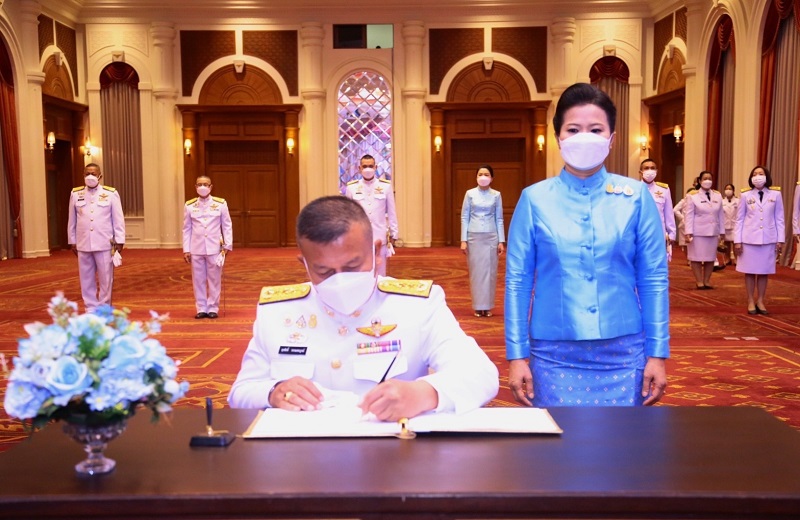 พล.ท.สุรศักดิ์ วรรณสมบูรณ์ ผอ.สพร.กห. พร้อมด้วยกำลังพล สพร.กห. เข้าร่วมพิธีถวายพระพรชัยมงคลและพิธีเจริญพระพุทธมนต์ พิธีทำบุญตักบาตรพระสงฆ์และสามเณร จำนวน 91 รูป