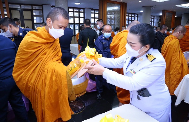 พล.ท.สุรศักดิ์ วรรณสมบูรณ์ ผอ.สพร.กห. พร้อมด้วยข้าราชการ สพร.กห. เข้าร่วมพิธีเจริญพระพุทธมนต์ และพิธีทำบุญตักบาตรพระสงฆ์และสามเณร เนื่องในวันเฉลิมพระชนมพรรษาพระบาทสมเด็จพระเจ้าอยู่หัว 70 พรรษา (28 ก.ค.65)