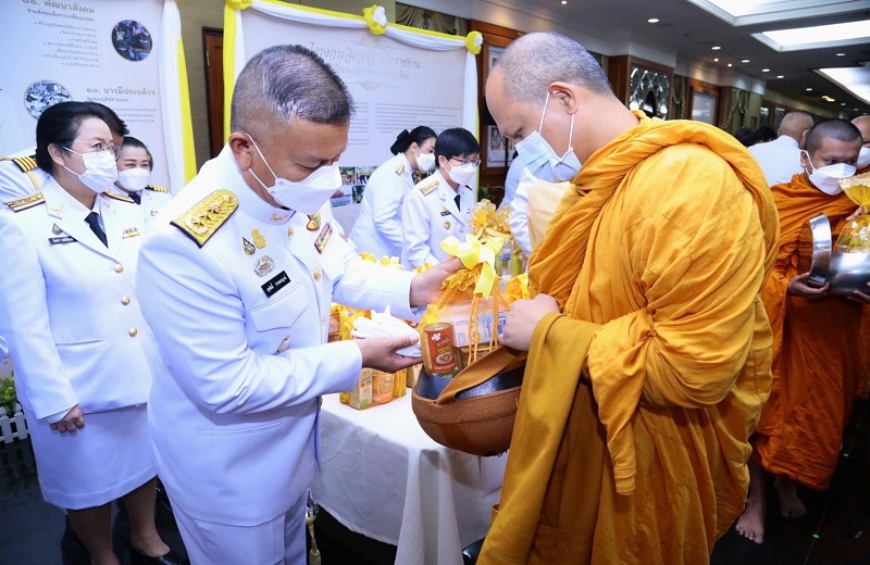 พล.ท.สุรศักดิ์ วรรณสมบูรณ์ ผอ.สพร.กห. พร้อมด้วยข้าราชการ สพร.กห. เข้าร่วมพิธีเจริญพระพุทธมนต์ และพิธีทำบุญตักบาตรพระสงฆ์และสามเณร เนื่องในวันเฉลิมพระชนมพรรษาพระบาทสมเด็จพระเจ้าอยู่หัว 70 พรรษา (28 ก.ค.65)
