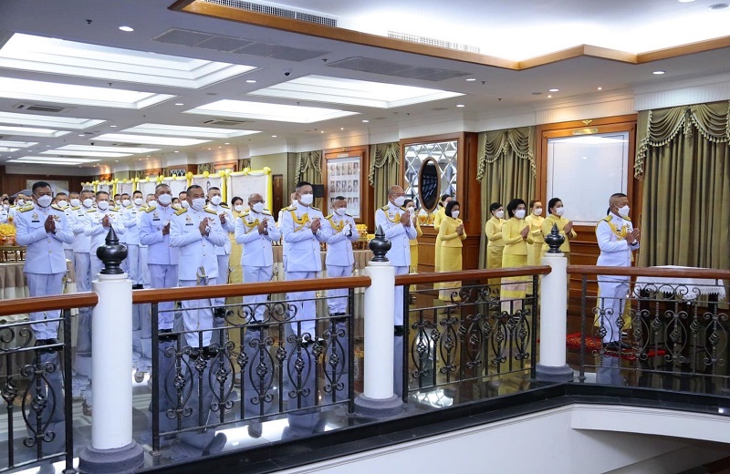 พล.ท.สุรศักดิ์ วรรณสมบูรณ์ ผอ.สพร.กห. พร้อมด้วยข้าราชการ สพร.กห. เข้าร่วมพิธีเจริญพระพุทธมนต์ และพิธีทำบุญตักบาตรพระสงฆ์และสามเณร เนื่องในวันเฉลิมพระชนมพรรษาพระบาทสมเด็จพระเจ้าอยู่หัว 70 พรรษา (28 ก.ค.65)