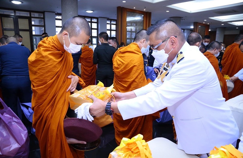 พล.ท.สุรศักดิ์ วรรณสมบูรณ์ ผอ.สพร.กห. พร้อมด้วยข้าราชการ สพร.กห. เข้าร่วมพิธีเจริญพระพุทธมนต์ และพิธีทำบุญตักบาตรพระสงฆ์และสามเณร เนื่องในวันเฉลิมพระชนมพรรษาพระบาทสมเด็จพระเจ้าอยู่หัว 70 พรรษา (28 ก.ค.65)