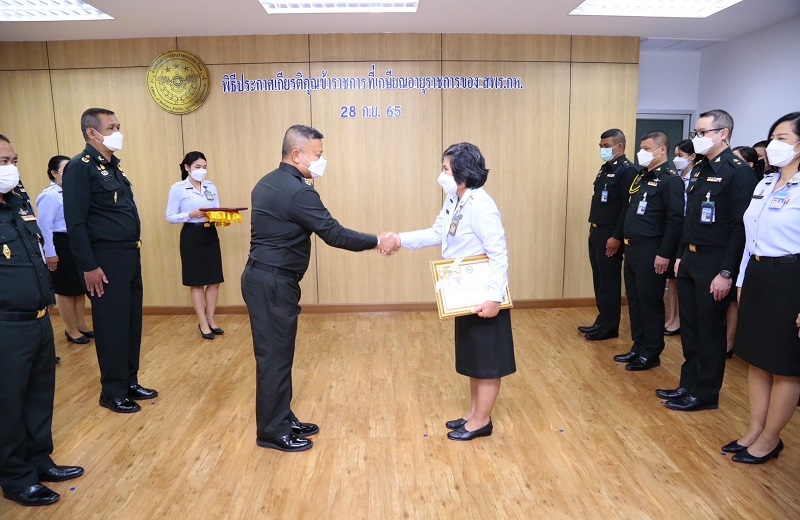 พล.ท.สุรศักดิ์ วรรณสมบูรณ์ ผอ.สพร.กห. ได้กรุณามอบประกาศเกียรติบัตรและเงินสวัสดิการให้ข้าราชการ สพร.กห. ที่ครบกำหนดเกษียณอายุราชการ จำนวน 1 นาย คือ ร.อ.หญิง ปราณี นิลโท ตำแหน่ง ประจำ สพร.กห