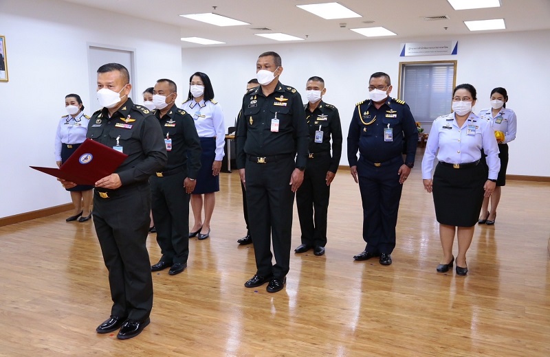 พล.ท.สุรศักดิ์ วรรณสมบูรณ์ ผอ.สพร.กห. ได้กรุณามอบประกาศเกียรติบัตรและเงินสวัสดิการให้ข้าราชการ สพร.กห. ที่ครบกำหนดเกษียณอายุราชการ จำนวน 1 นาย คือ ร.อ.หญิง ปราณี นิลโท ตำแหน่ง ประจำ สพร.กห