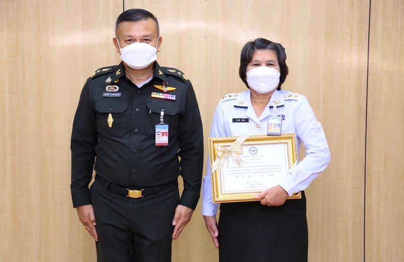 พล.ท.สุรศักดิ์ วรรณสมบูรณ์ ผอ.สพร.กห. ได้กรุณามอบประกาศเกียรติบัตรและเงินสวัสดิการให้ข้าราชการ สพร.กห. ที่ครบกำหนดเกษียณอายุราชการ จำนวน 1 นาย คือ ร.อ.หญิง ปราณี นิลโท ตำแหน่ง ประจำ สพร.กห