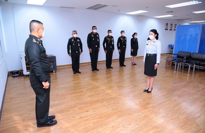 สพร.กห. จัดพิธีประดับยศให้แก่ข้าราชการ ที่ได้รับการเลื่อนยศที่สูงขึ้น จำนวน 1 นาย ได้แก่ จ.ส.ต.หญิง กฤติญา บุญปกครอง ตำแหน่ง เสมียนแผนกนโยบายและแผน กนผ.สพร.กห. เป็น จ.ส.ท. หญิง