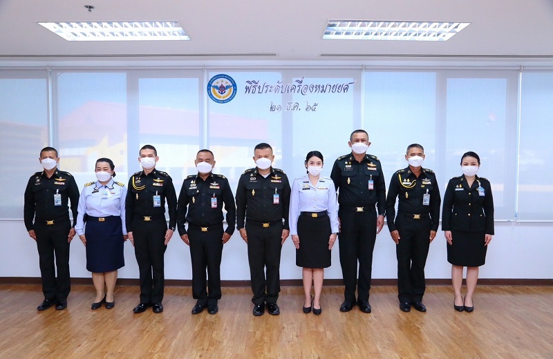 สพร.กห. จัดพิธีประดับยศให้แก่ข้าราชการ ที่ได้รับการเลื่อนยศที่สูงขึ้น จำนวน 1 นาย ได้แก่ จ.ส.ต.หญิง กฤติญา บุญปกครอง ตำแหน่ง เสมียนแผนกนโยบายและแผน กนผ.สพร.กห. เป็น จ.ส.ท. หญิง