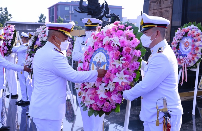 สพร.กห. ร่วมน้อมรำลึกถึงพระมหากรุณาธิคุณ 23 ตุลาคม 2565 "วันปิยมหาราช" พล.ท. สุรศักดิ์ วรรณสมบูรณ์ ผอ.สพร.กห. และกำลังพล สพร.กห. ร่วมในพิธีวางพวงมาลาถวายราชสักการะพระบรมราชานุสาวรีย์พระบาทสมเด็จพระจุลจอมเกล้าเจ้าอยู่หัว (รัชกาลที่ ๕) เนื่องในวันปิยมหาราช ณ สป. (พื้นที่ศรีสมาน)