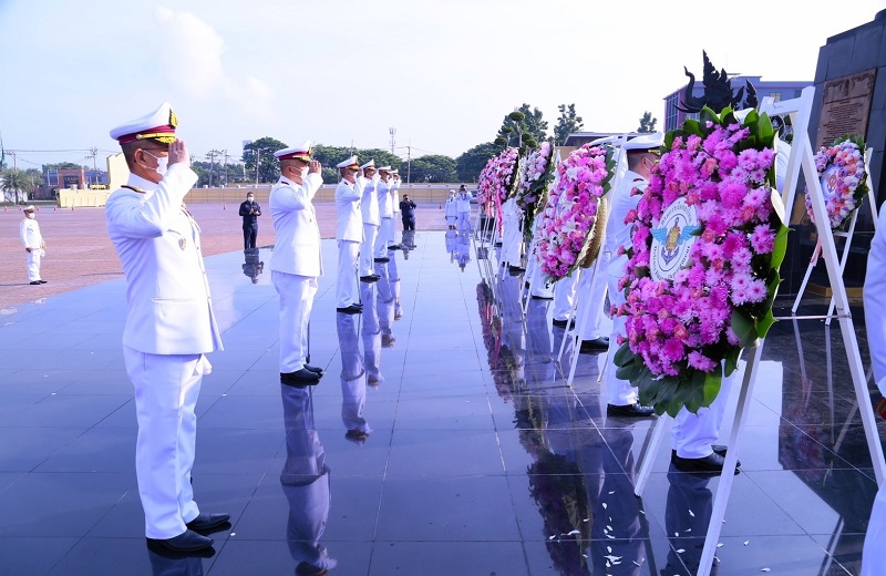 สพร.กห. ร่วมน้อมรำลึกถึงพระมหากรุณาธิคุณ 23 ตุลาคม 2565 "วันปิยมหาราช" พล.ท. สุรศักดิ์ วรรณสมบูรณ์ ผอ.สพร.กห. และกำลังพล สพร.กห. ร่วมในพิธีวางพวงมาลาถวายราชสักการะพระบรมราชานุสาวรีย์พระบาทสมเด็จพระจุลจอมเกล้าเจ้าอยู่หัว (รัชกาลที่ ๕) เนื่องในวันปิยมหาราช ณ สป. (พื้นที่ศรีสมาน)