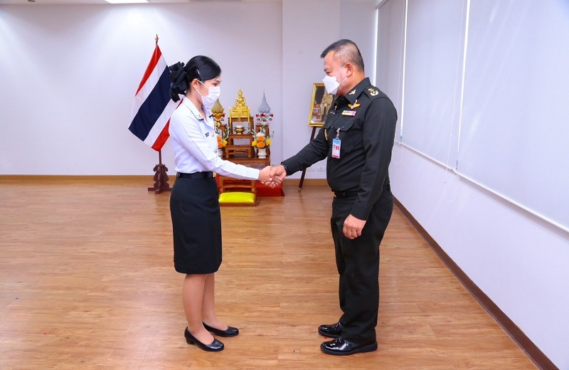 สพร.กห. จัดพิธีประดับยศให้แก่ข้าราชการ ที่ได้รับการเลื่อนยศที่สูงขึ้น จำนวน 1 นาย ได้แก่ น.ส. จุฑามาศ ผุดผ่อง เสมียนแผนกพัฒนาระบบราชการ กนผ.สพร.กห. เป็น ส.ต.หญิง โดยมี พล.ท.สุรศักดิ์ วรรณสมบูรณ์ ผอ.สพร.กห. ได้กรุณาประดับเครื่องหมายยศ