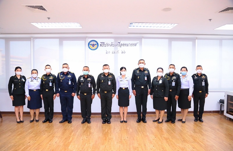 สพร.กห. จัดพิธีประดับยศให้แก่ข้าราชการ ที่ได้รับการเลื่อนยศที่สูงขึ้น จำนวน 1 นาย ได้แก่ น.ส. จุฑามาศ ผุดผ่อง เสมียนแผนกพัฒนาระบบราชการ กนผ.สพร.กห. เป็น ส.ต.หญิง โดยมี พล.ท.สุรศักดิ์ วรรณสมบูรณ์ ผอ.สพร.กห. ได้กรุณาประดับเครื่องหมายยศ
